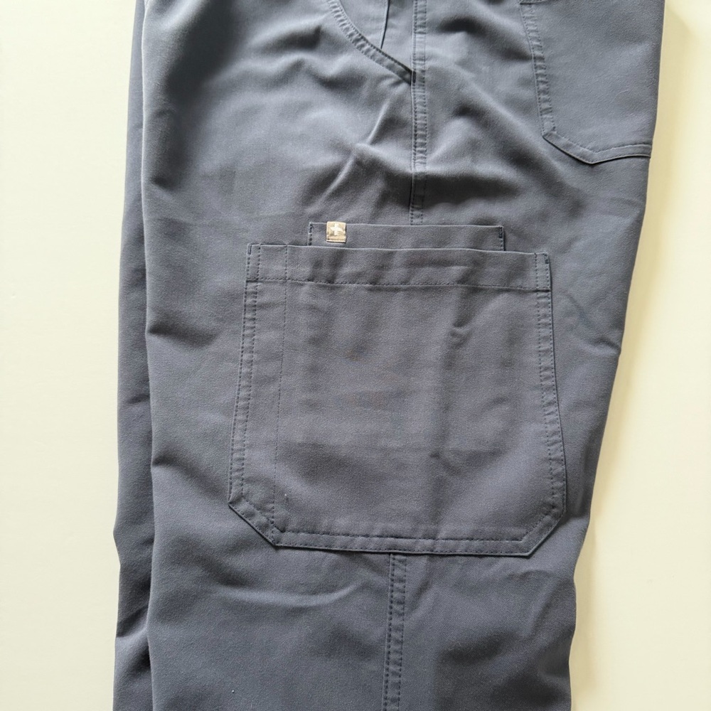 FIGS Men’s Cairo Cargo Scrub Pants in Space Navy Size Medium Tall, Limited Color - Picture 9 of 10